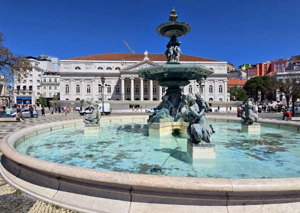 Fuente frente al teatro