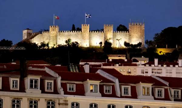 Vista nocturna del castillo