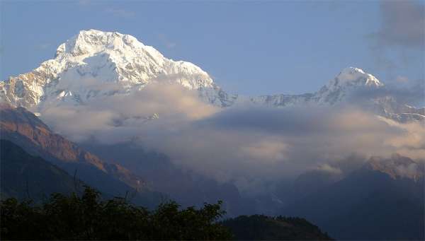 Nascer do sol em Annapurna South e Hiun Chuli