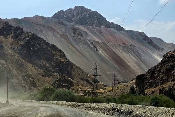 Montaña colorida con mina de oro