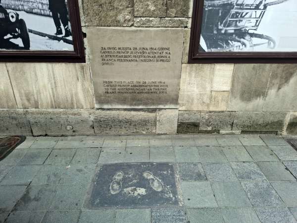 纪念牌匾和鞋印