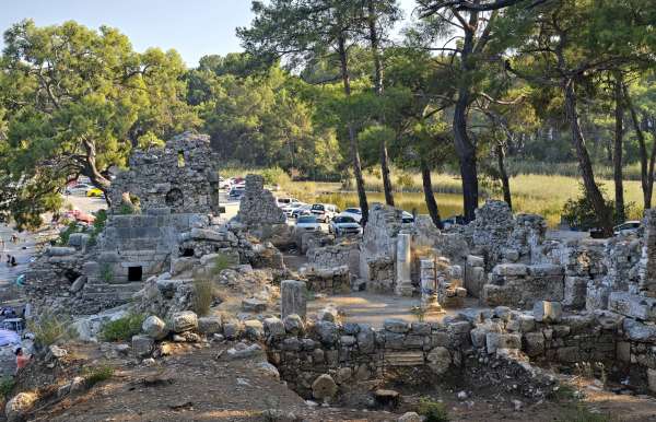 停车场附近的废墟