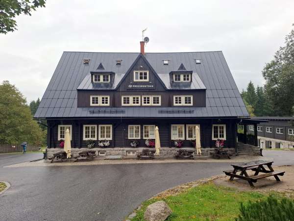 Расположение на Йизерском хребте