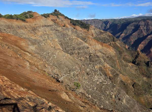 Les parois colorées du canyon de Waimea