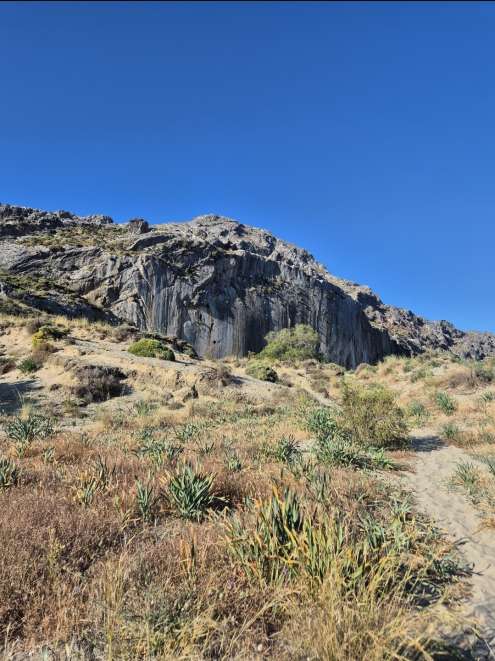 Muro de roca sobre la costa