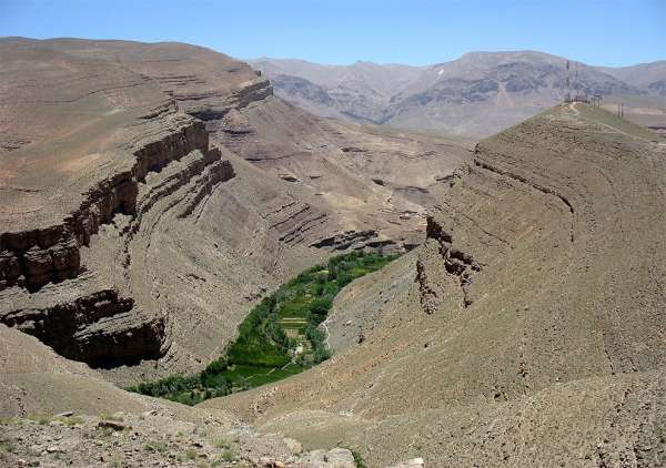 Vista del cañón con un oasis.