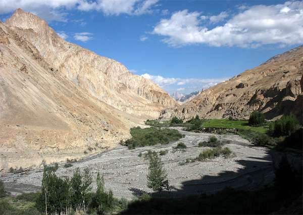 Montañas detrás del río Zanskar