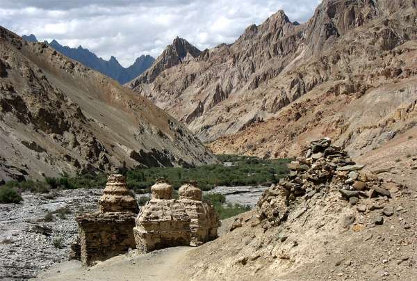 Chortens at the confluence of valleys 