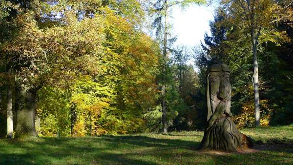 Statua di una tribù nell'arboreto della Bucovina