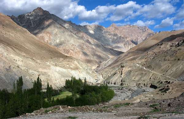 Дорога через каньон реки Марха