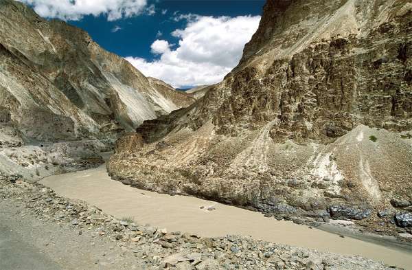 Rijden door de kloof van de rivier de Zanskar