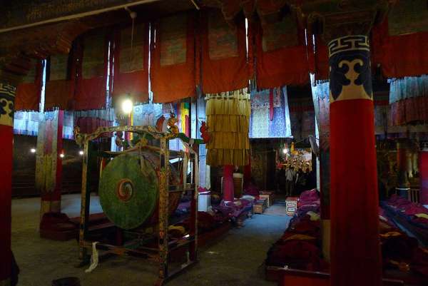 O interior do Tsuglakhang