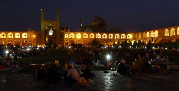 Naqsh-e Jahan의 밤문화