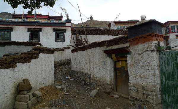 Pueblo tibetano cerca de Bainang