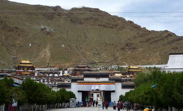 Entrance to Tashilhunpo monastery
