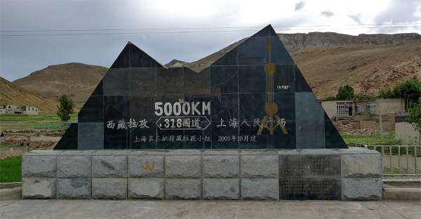 Monumento 5000km carretera 318