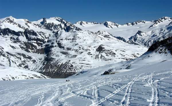 Un sendero en pistas de esquí de montaña.