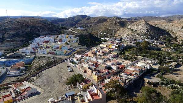 Vista de las montañas fuera de la ciudad.