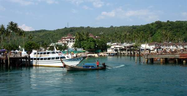 Puerto en la bahía de Ton Sai