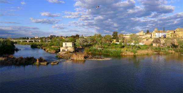 Guadalquivir rivier met molens