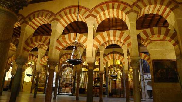 Cientos de columnas en la catedral