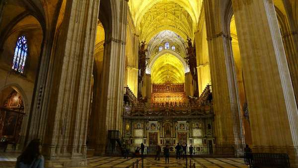 Monumentaler Innenraum der Kathedrale