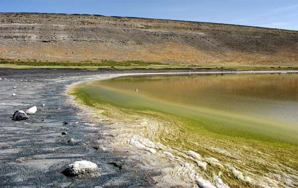 A margem do lago Meke