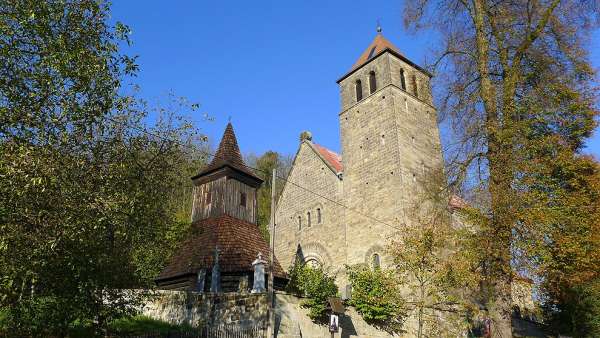 Kirche mit hölzernem Glockenturm in Vysker