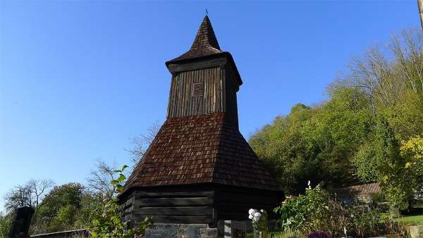 Dřevěná zvonice na hřbitově