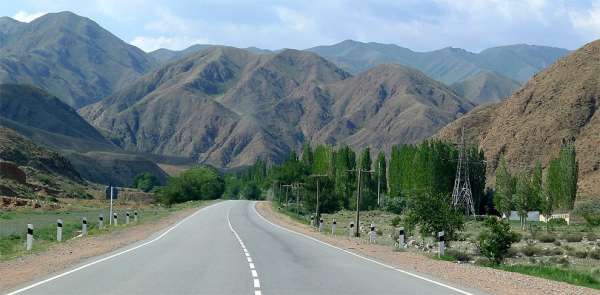 Dzhuvanaryk 계곡을 통과하는 도로