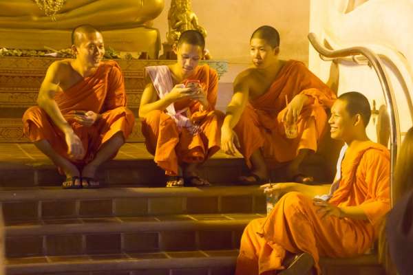 Monjes en las escaleras