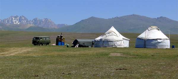一条绕着孤独的蒙古包的小路