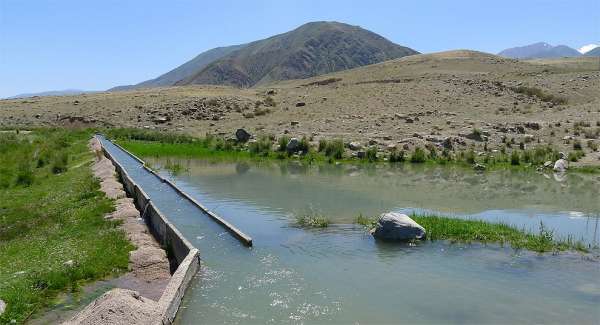 Canal de irrigação acima de Küpke