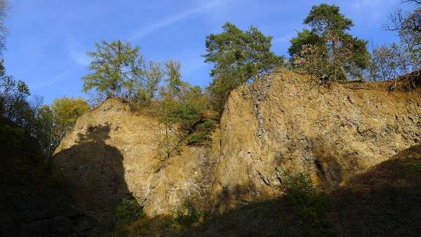 采石场陡峭的墙壁
