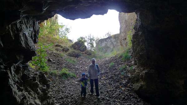一个巨大的洞穴