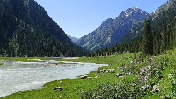 Prachtige vallei van de rivier Karakol