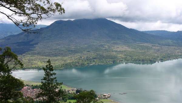 Vista del lago y el volcán Batur