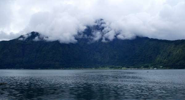 En el lago Batur