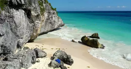 Plage dans les ruines de Tulum