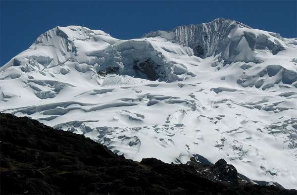 Os picos glaciais da cordilheira Huaytapallana
