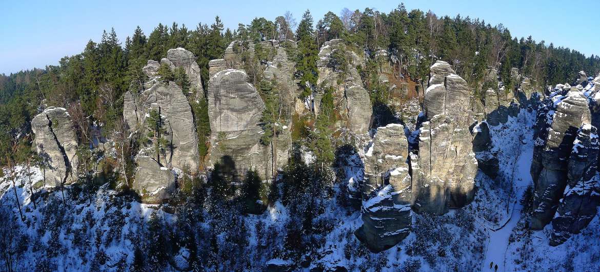 游览 Prachovské 岩石: 旅游