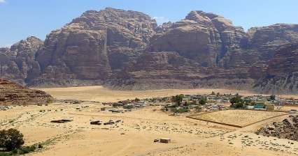 Loop door de stad Wadi Rum