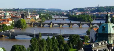 Loop door Letna-boomgaarden