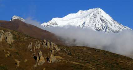 Ascent to chorten over Bhardoche