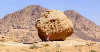 Rijden door de Wadi Rum II-woestijn.
