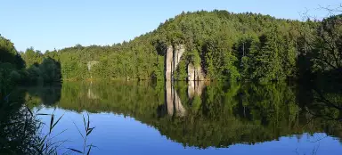 タワーに沿って散歩