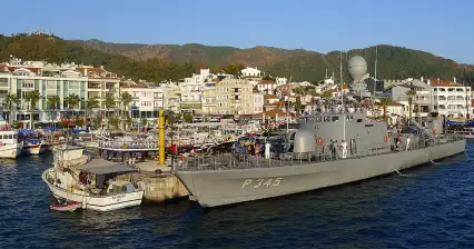 Marmaris의 항구를 걸어보세요.