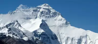 跋涉到西藏珠穆朗玛峰